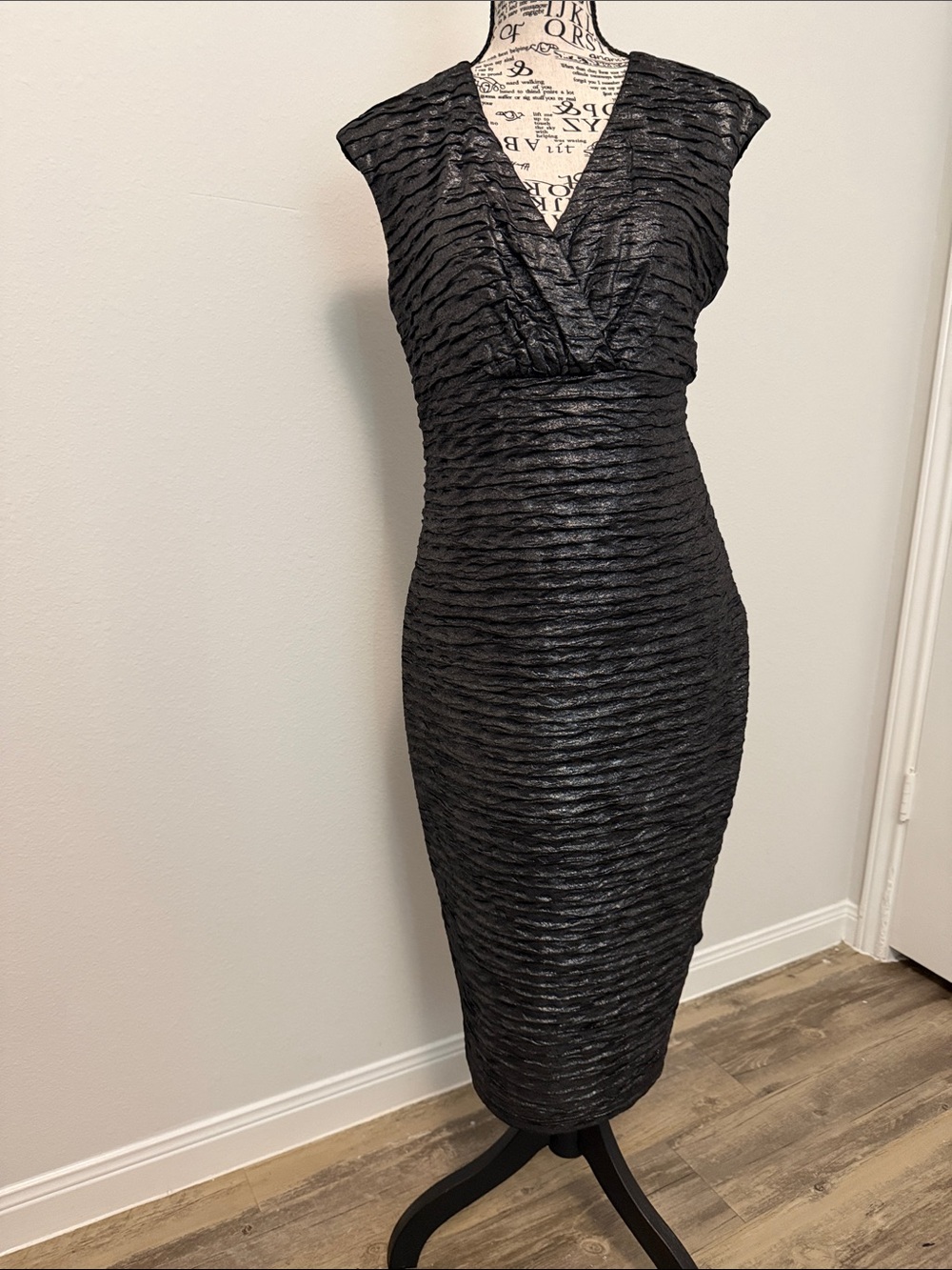 Glamour Black Textured V-Neck Midi Sheath Dress